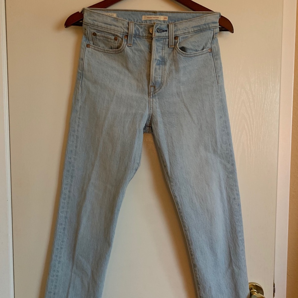 Lightwash Levi’s Wedgie Straight jeans!